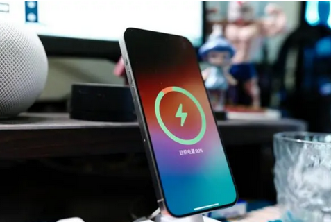 鄂州苹果15换屏服务分享用什么充电器给iPhone15充电更好 